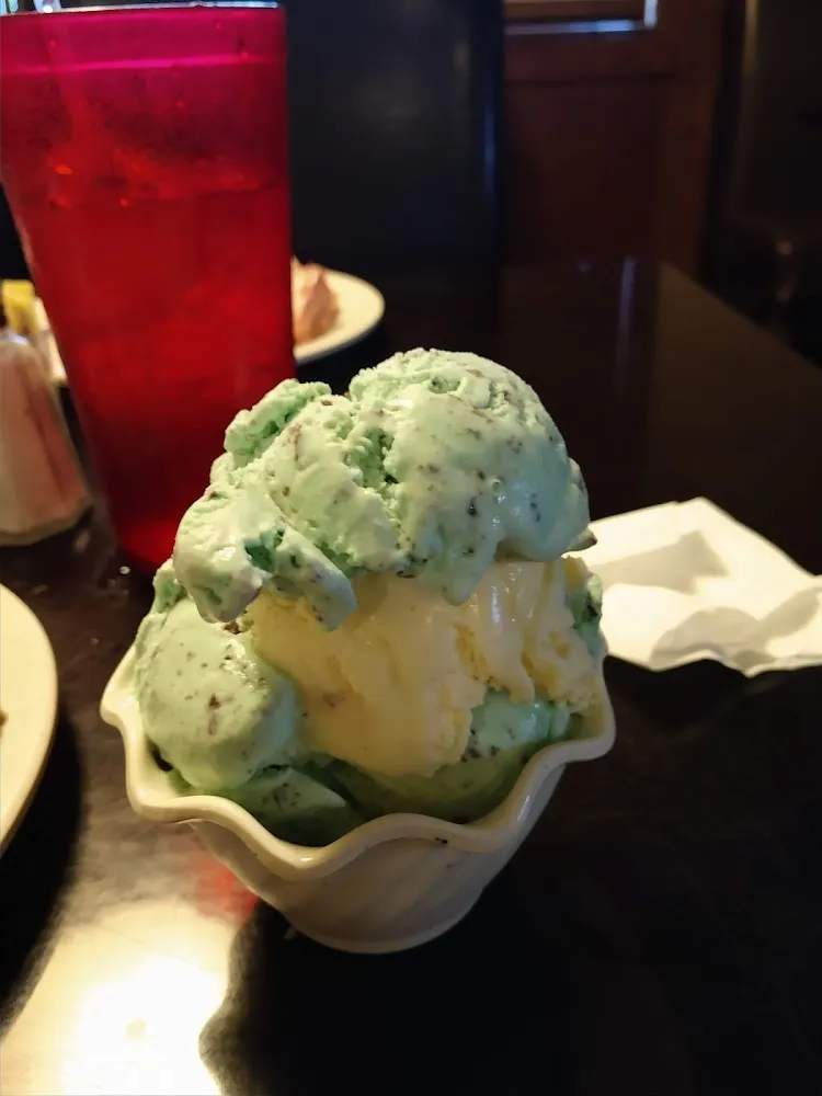 Mint Chocolate Chip Ice Cream w Butter Pecan Ice Cream